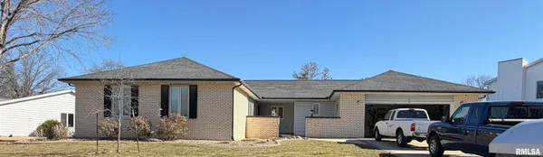 $250,000 | 33 Green Trail Drive, Chatham, IL 62629