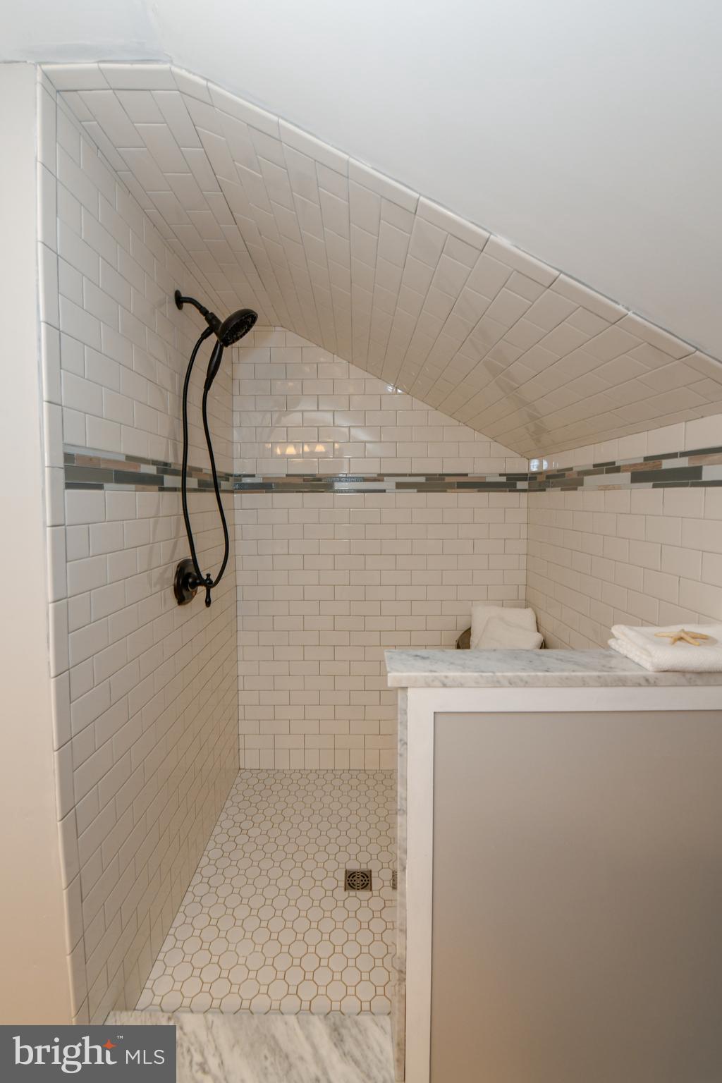 42 Inbrook Road Levittown, PA 19057 - Photo 44 of 47 2nd Floor full bath