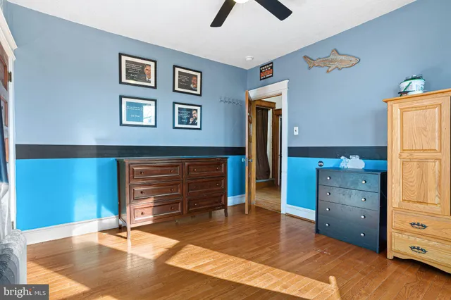 a view of a livingroom with furniture