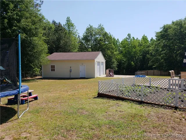 a view of a backyard