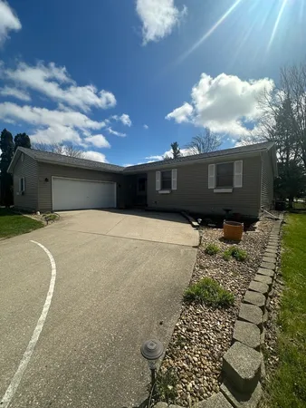 $289,900 | 610 Kelley Drive, Heyworth, IL 61745