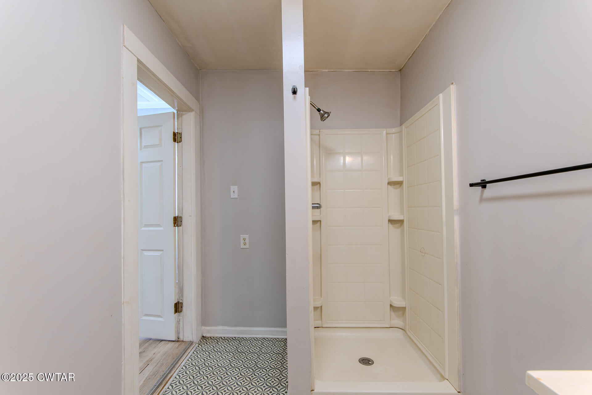 201 North Fairgrounds Street Jackson, TN 38301 - Photo 26 of 27 a bathroom with a shower