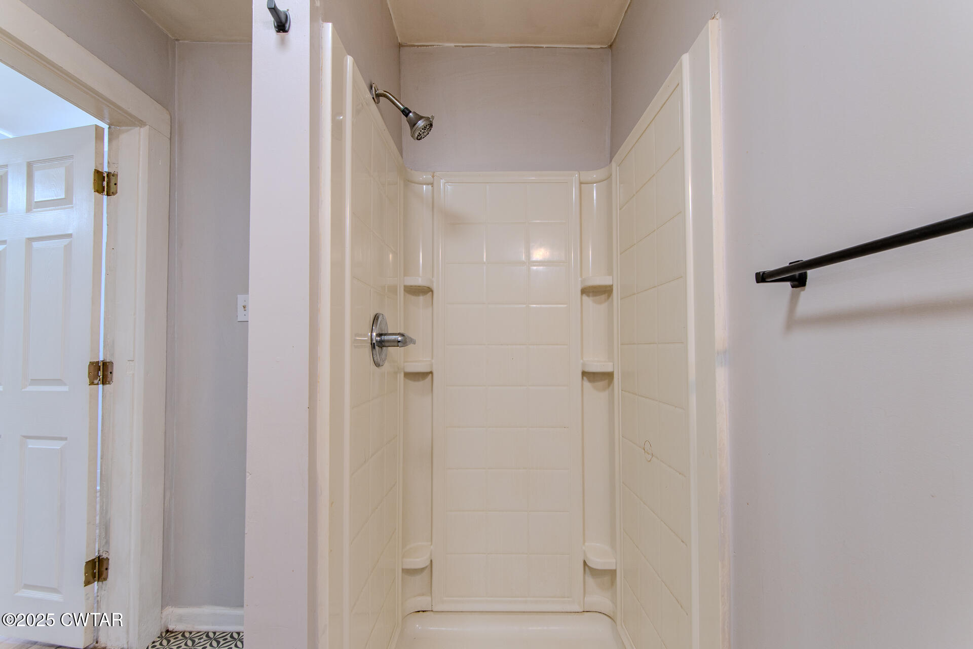 201 North Fairgrounds Street Jackson, TN 38301 - Photo 5 of 27 a bathroom with a shower