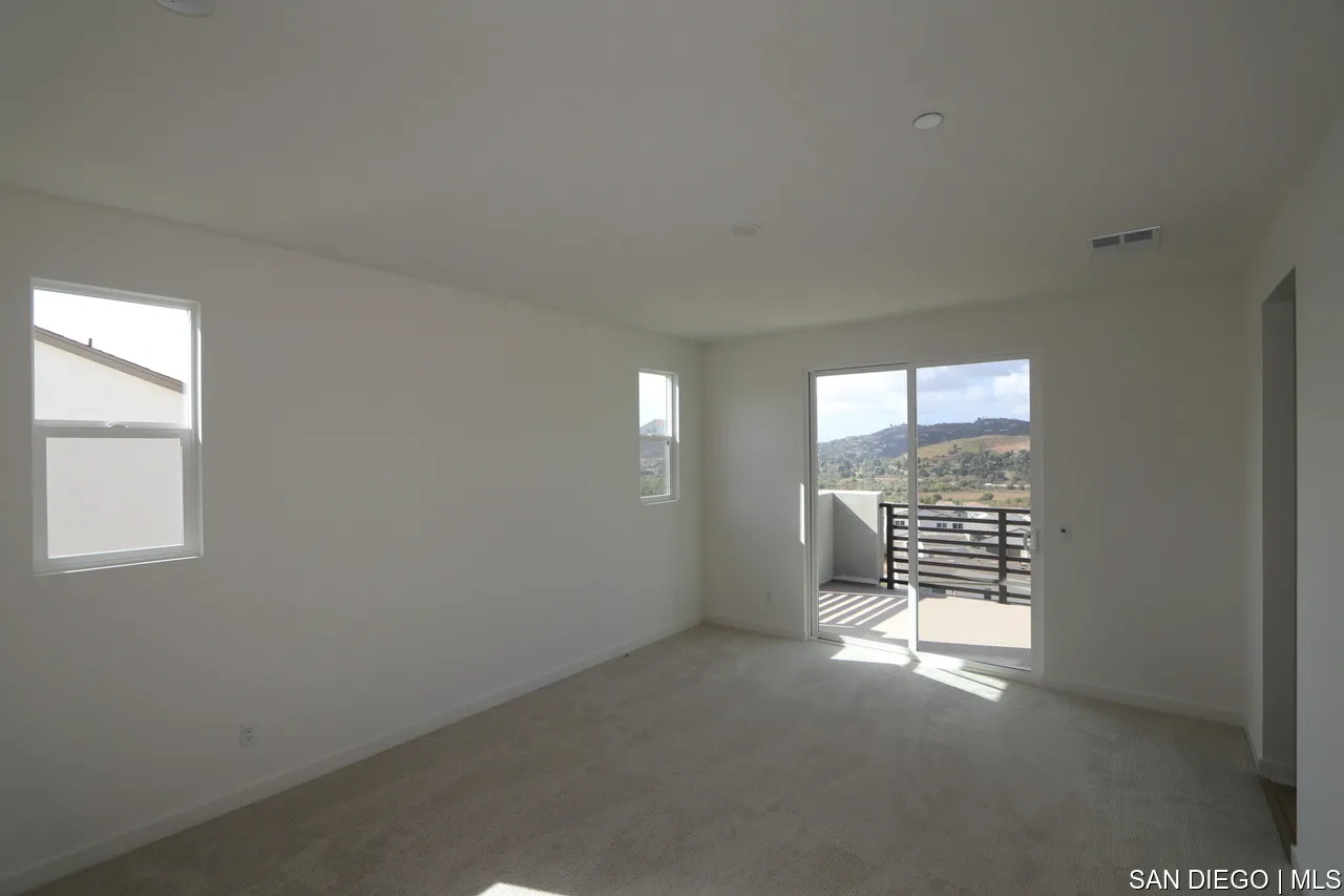 592 Meadowood Street, Unit 405 Fallbrook, CA 92028 - Photo 6 of 9