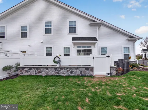 a view of a house with backyard