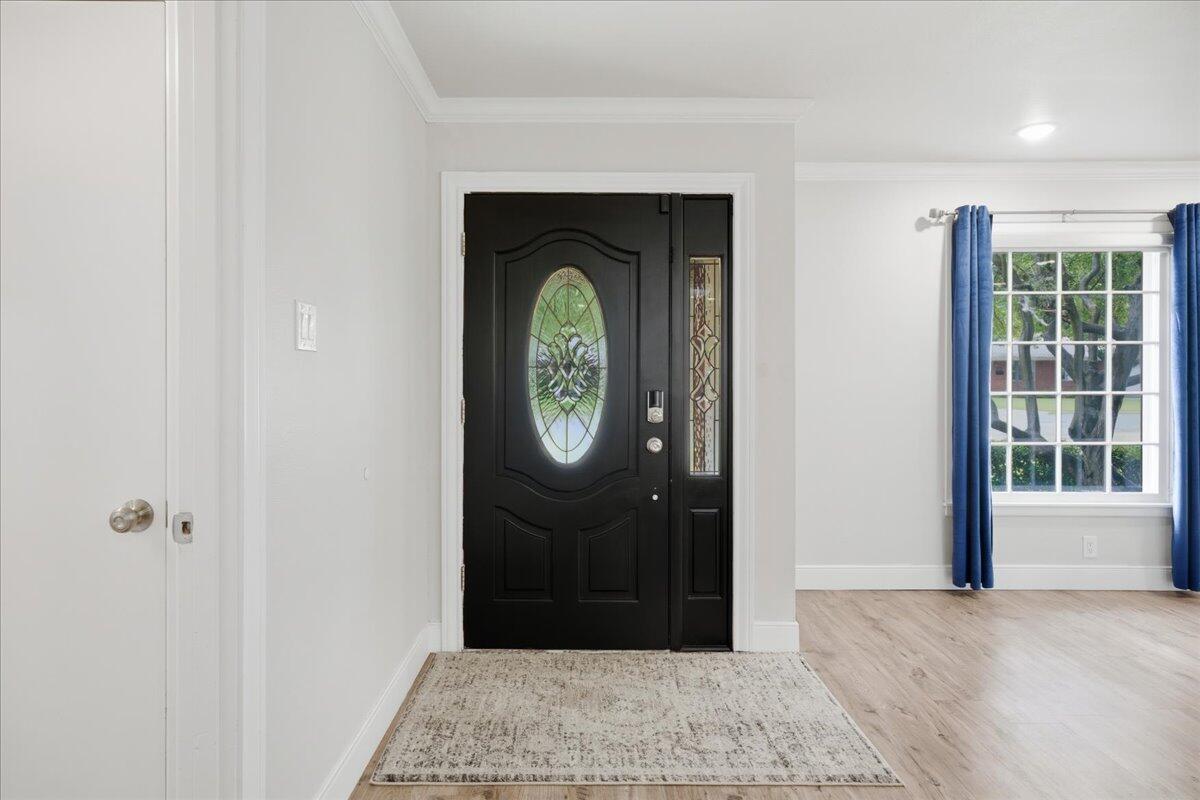 3808 61st Street Lubbock, TX 79413 - Photo 7 of 30 inside front door