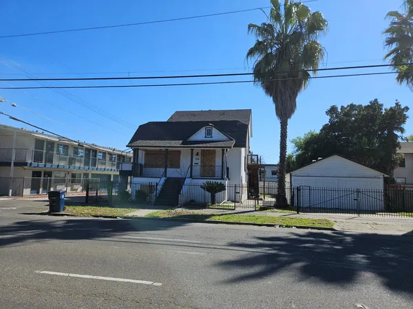 a view of an house with swimming pool and yard