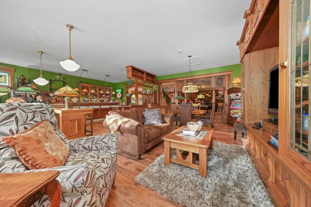 $895,000 | 890 Lake Avenue, Woodstock, IL 60098