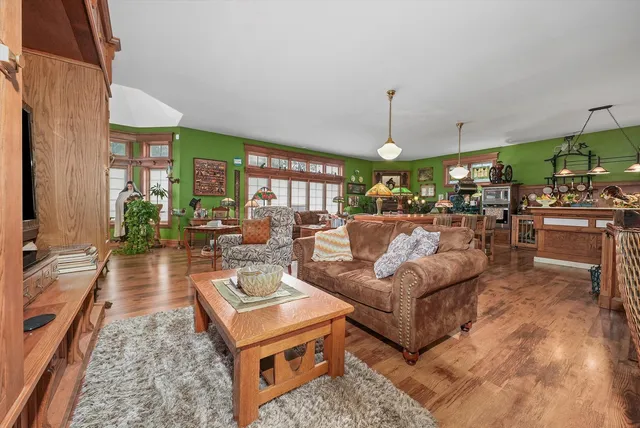 $895,000 | 890 Lake Avenue, Woodstock, IL 60098