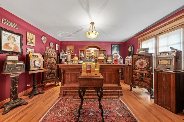 $895,000 | 890 Lake Avenue, Woodstock, IL 60098