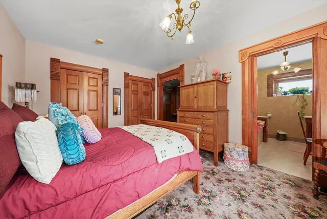 $895,000 | 890 Lake Avenue, Woodstock, IL 60098