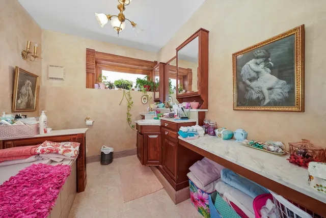 $895,000 | 890 Lake Avenue, Woodstock, IL 60098