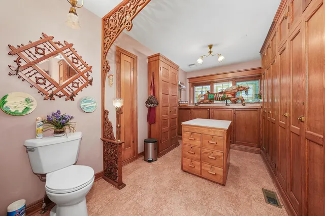 $895,000 | 890 Lake Avenue, Woodstock, IL 60098