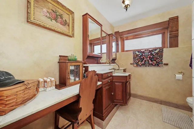 $895,000 | 890 Lake Avenue, Woodstock, IL 60098