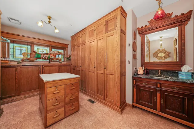 $895,000 | 890 Lake Avenue, Woodstock, IL 60098