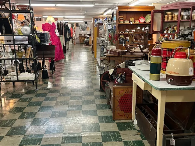 $895,000 | 890 Lake Avenue, Woodstock, IL 60098