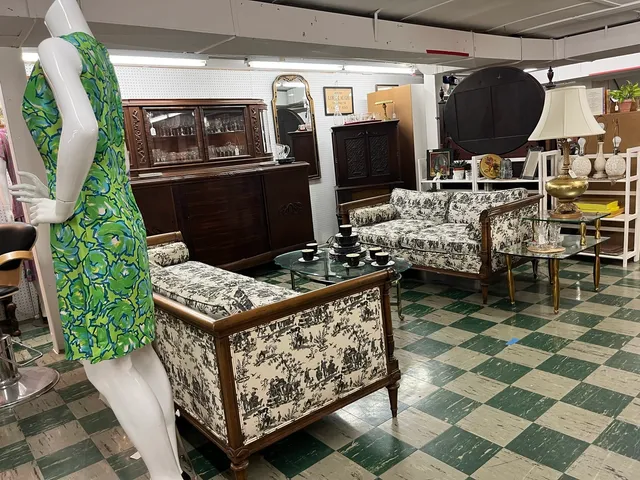 $895,000 | 890 Lake Avenue, Woodstock, IL 60098