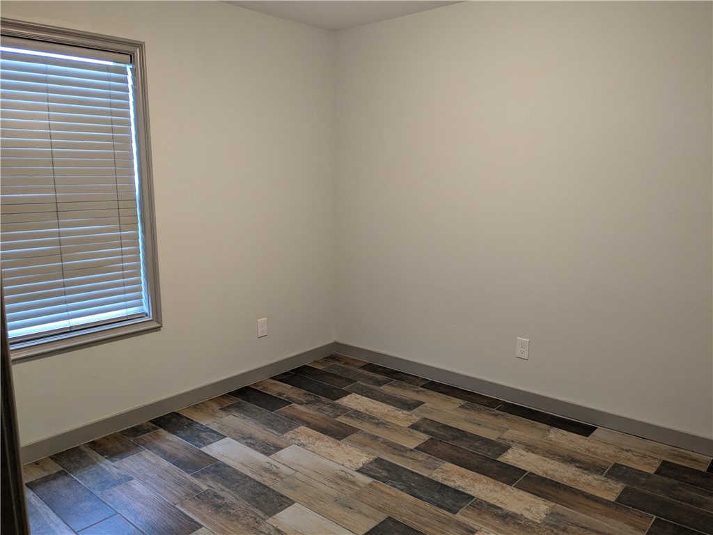 5375 County Road 73A, Unit D75 Robstown, TX 78380 - Photo 10 of 14 a room with a wooden floor and a window