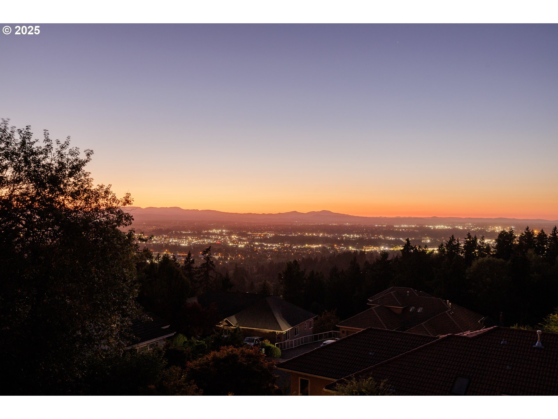 2647 West 29th Avenue Eugene, OR 97405 - Photo 4 of 48 a view of city and mountain