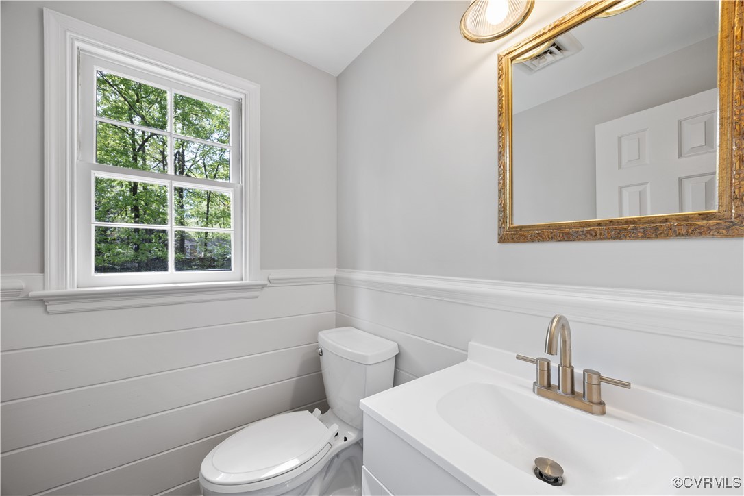 11801 Winfore Drive Midlothian, VA 23113 - Photo 12 of 32 Powder room