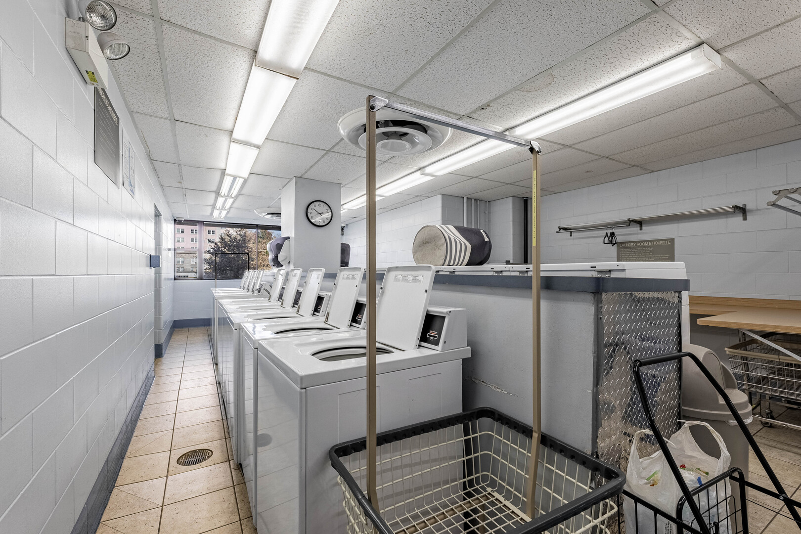 5455 North Sheridan Road, Unit 3906 Chicago, IL 60640 - Photo 23 of 28 a utility room with washer and dryer