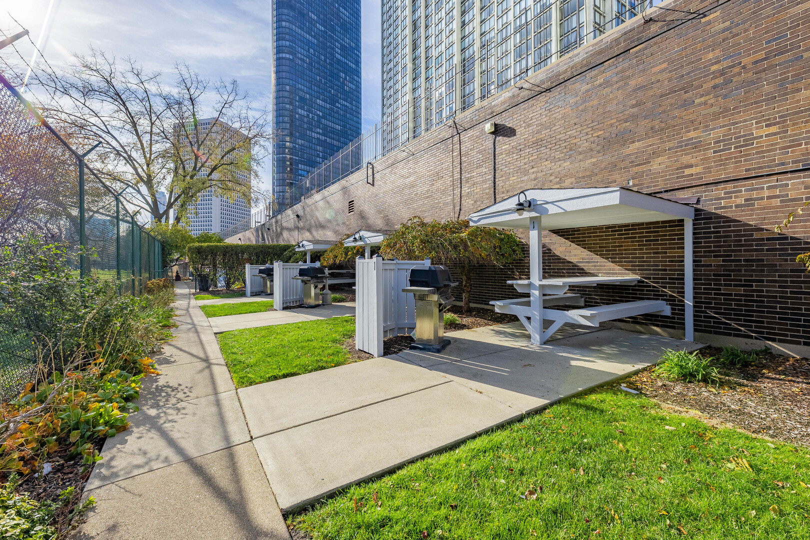 5455 North Sheridan Road, Unit 3906 Chicago, IL 60640 - Photo 26 of 28 a view of a house with backyard and sitting area