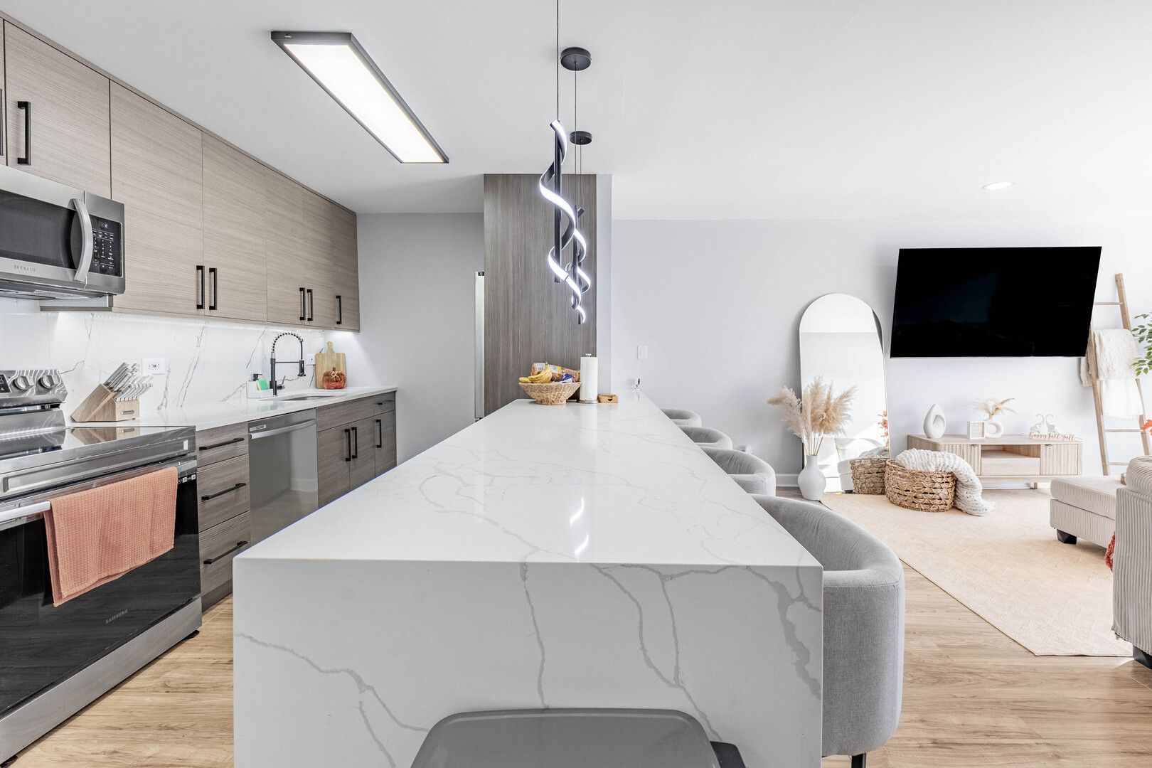 5455 North Sheridan Road, Unit 3906 Chicago, IL 60640 - Photo 5 of 28 a living room with stainless steel appliances kitchen island granite countertop a sink a stove and a wooden floors