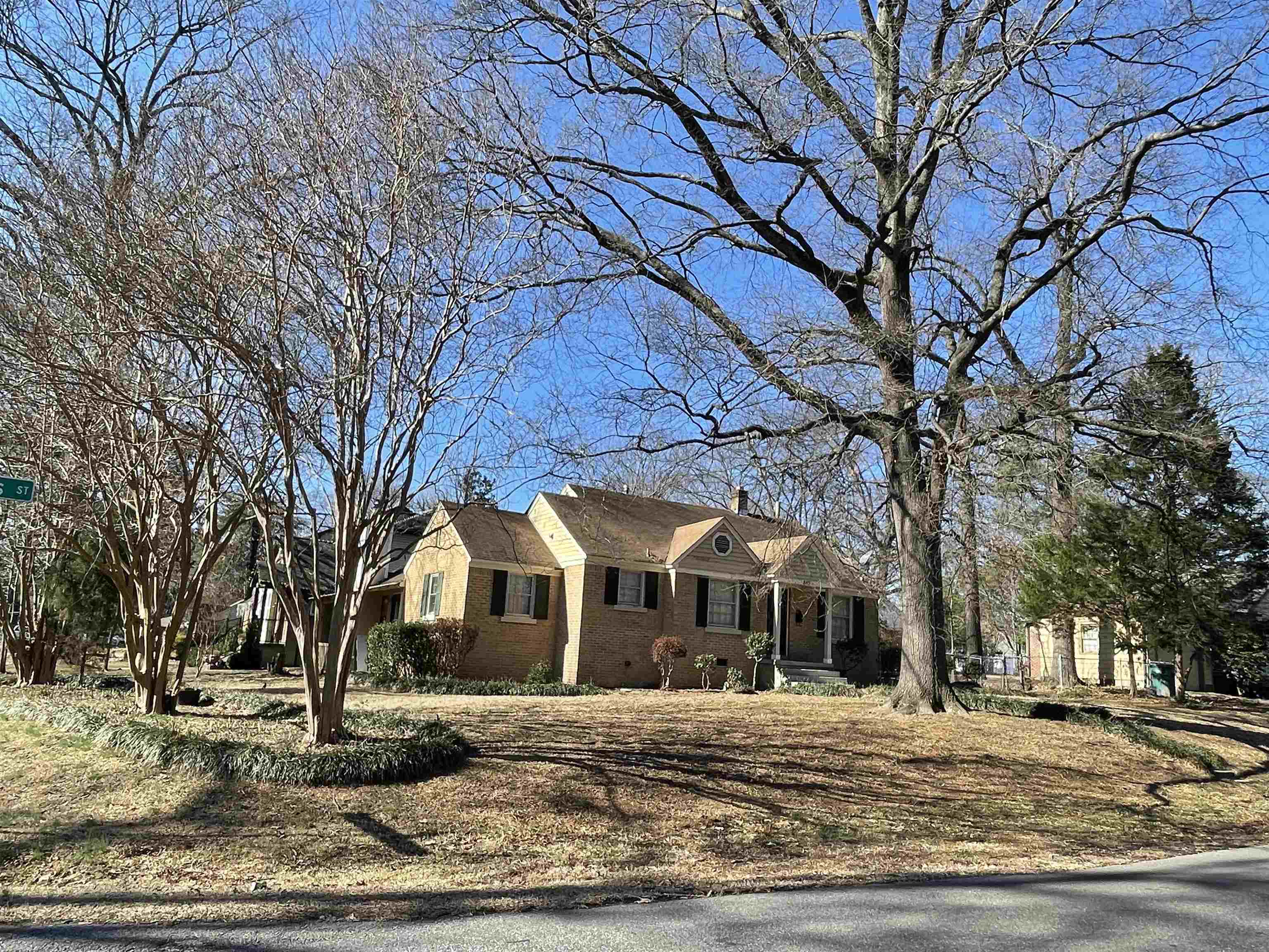 885 Echles Street Memphis, TN 38111 - Photo 1 of 18 a front view of a house with garden