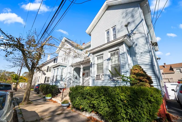 a view of a house with a backyard