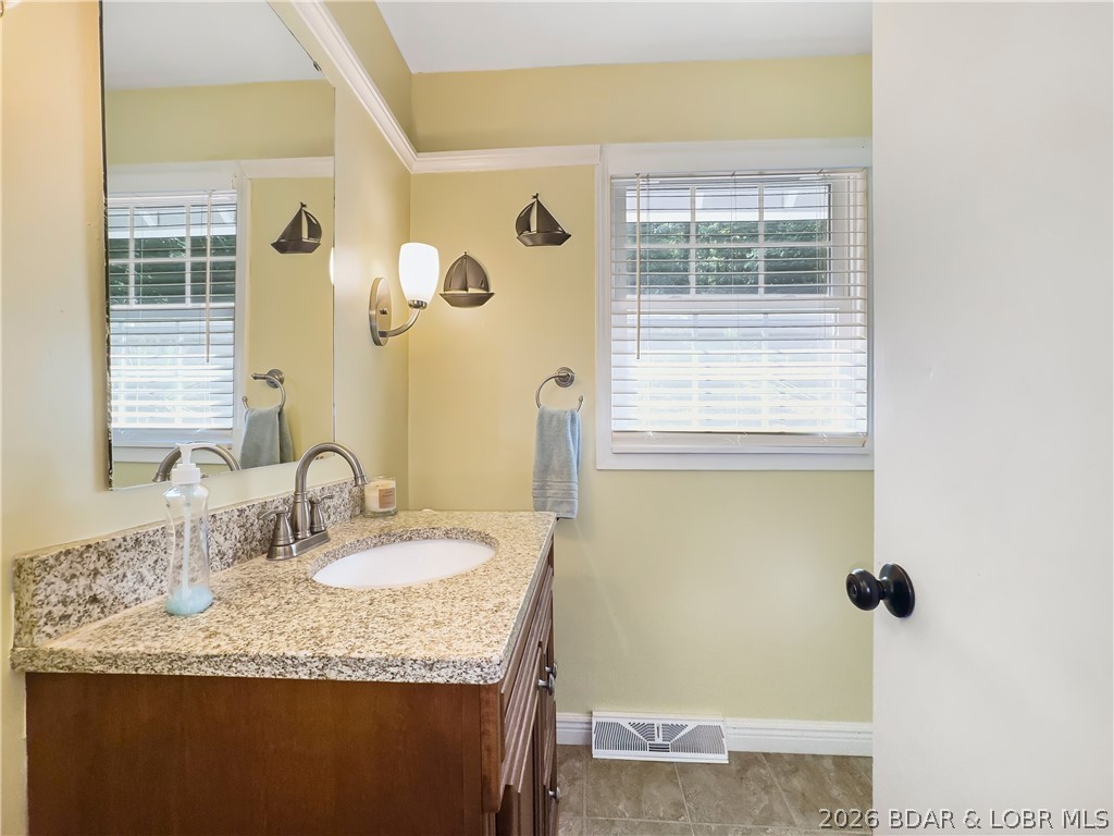 54 Curvy Road Camdenton, MO 65020 - Photo 24 of 60 Upstairs Guest Bathroom pic 1