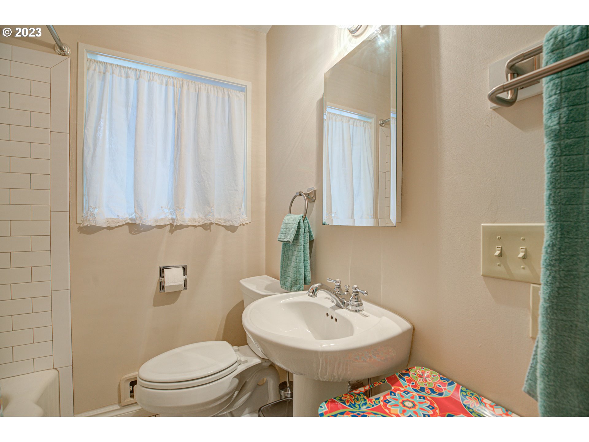 6510 Southwest 46th Place Portland, OR 97221 - Photo 9 of 25 Bathroom