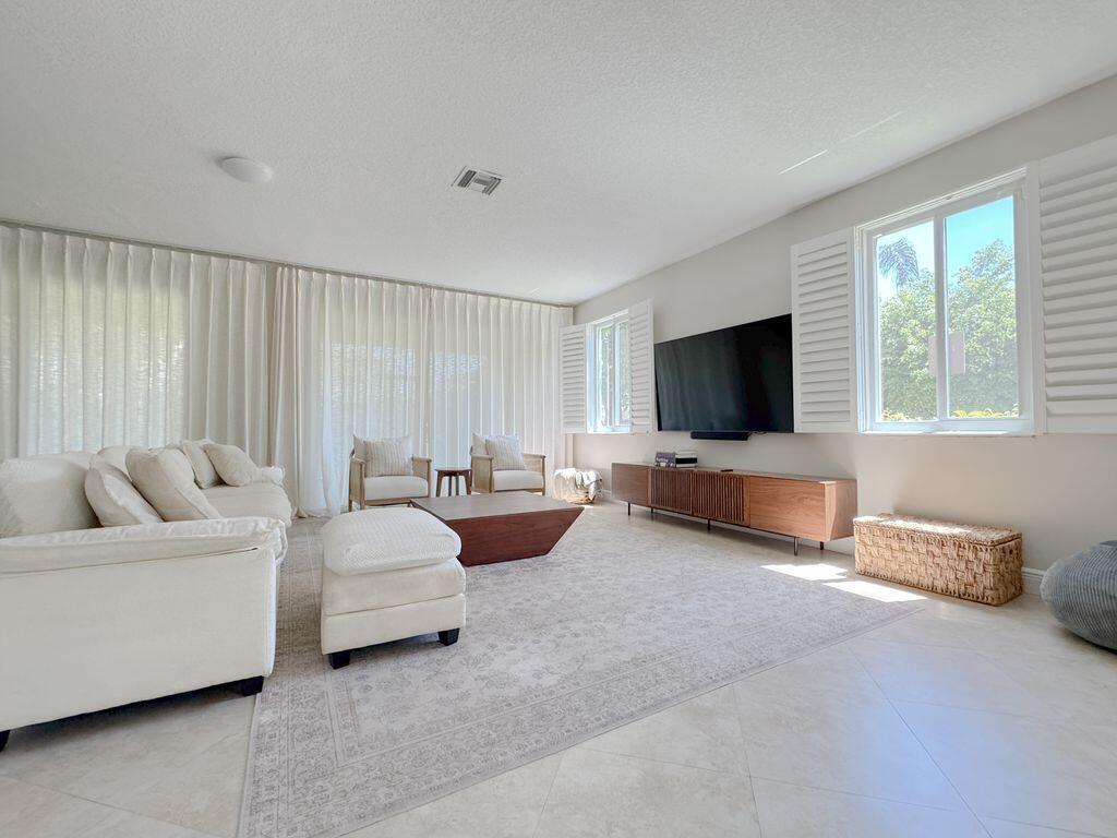 6819 Via Regina Boca Raton, FL 33433 - Photo 2 of 20 Living Room