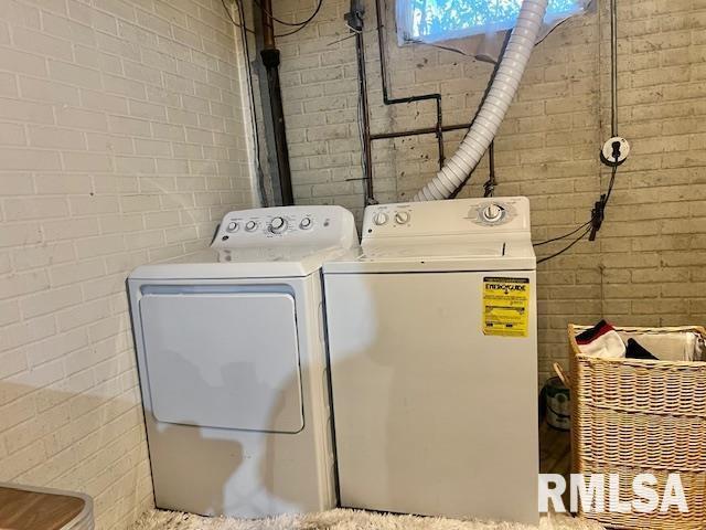 3550 Devils Glen Road Bettendorf, IA 52722 - Photo 27 of 30 a utility room with dryer and washer