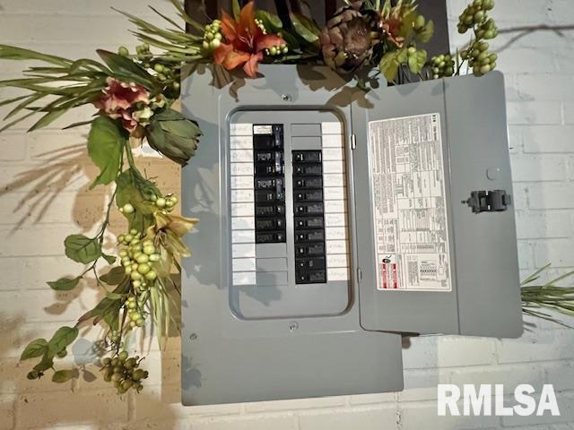 3550 Devils Glen Road Bettendorf, IA 52722 - Photo 28 of 30 a view of a house with a window