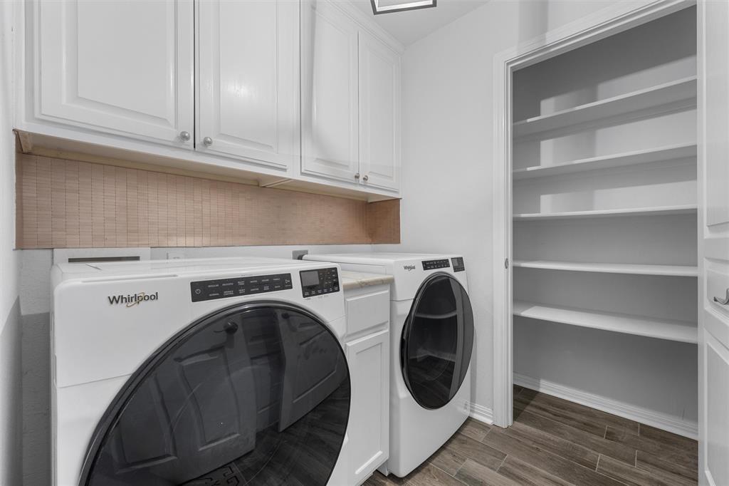 11209 Tree Lake Drive Waco, TX 76708 - Photo 14 of 40 a utility room with dryer and washer