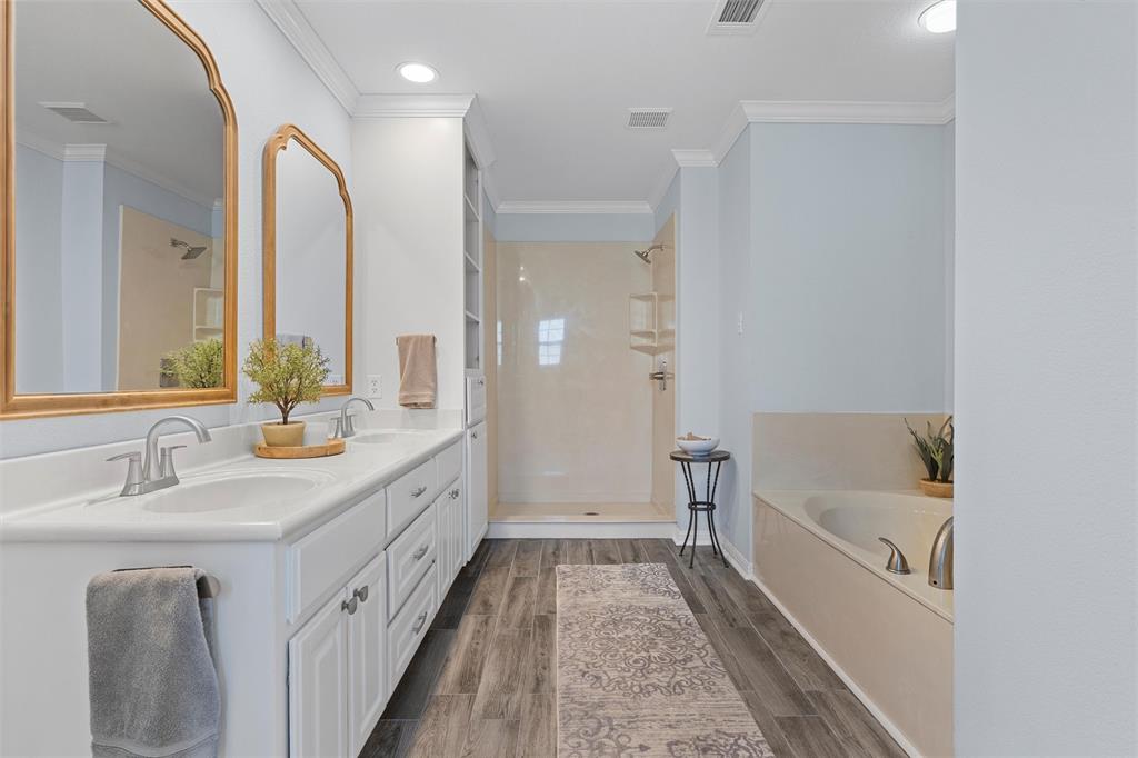 11209 Tree Lake Drive Waco, TX 76708 - Photo 17 of 40 a spacious bathroom with a double vanity sink and a bathtub