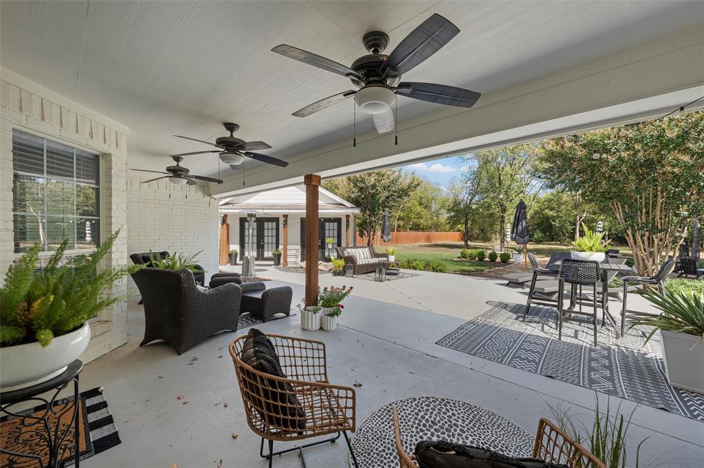 11209 Tree Lake Drive Waco, TX 76708 - Photo 24 of 40 a living room with furniture and a large window