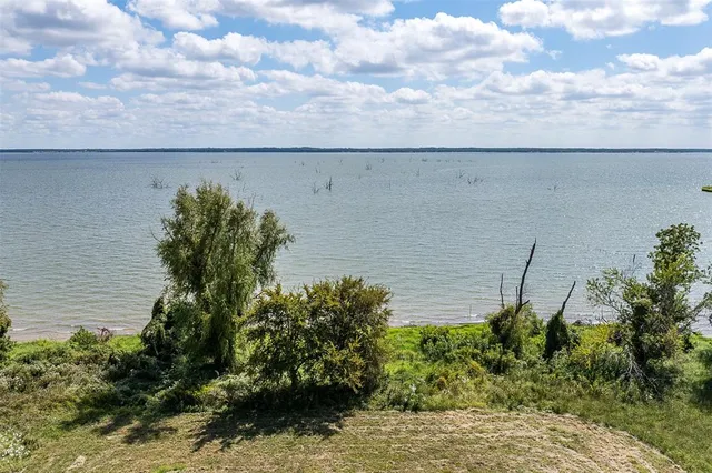 $314,999 | 49 Stillwater Shrs Drive, Corsicana, TX 75109