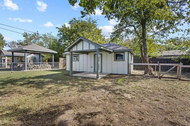 $220,000 | 108 Holcombville Street, Tom Bean, TX 75491