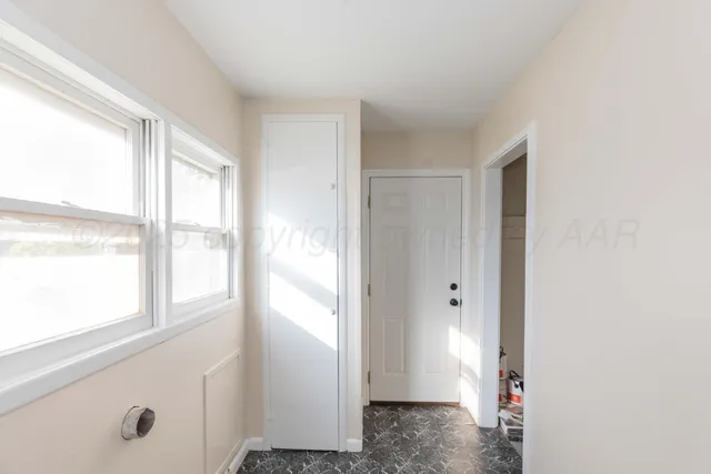 a view of entryway with window