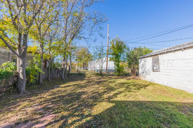 a view of back yard of the house