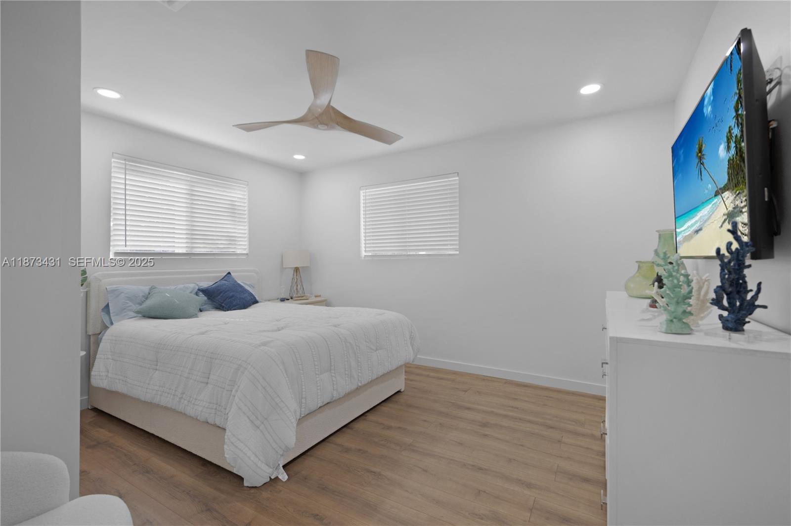 53 Bonefish Avenue Key Largo, FL 33037 - Photo 22 of 25 a bedroom with a bed and a potted plant