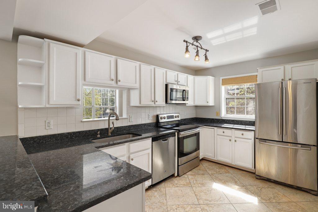415 Ridgepoint Place, Unit 41524 Gaithersburg, MD 20878 - Photo 17 of 28 Gallery Image 17