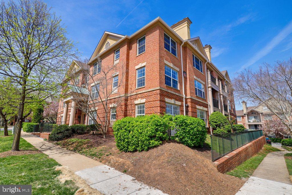 415 Ridgepoint Place, Unit 41524 Gaithersburg, MD 20878 - Photo 3 of 28 Gallery Image 3
