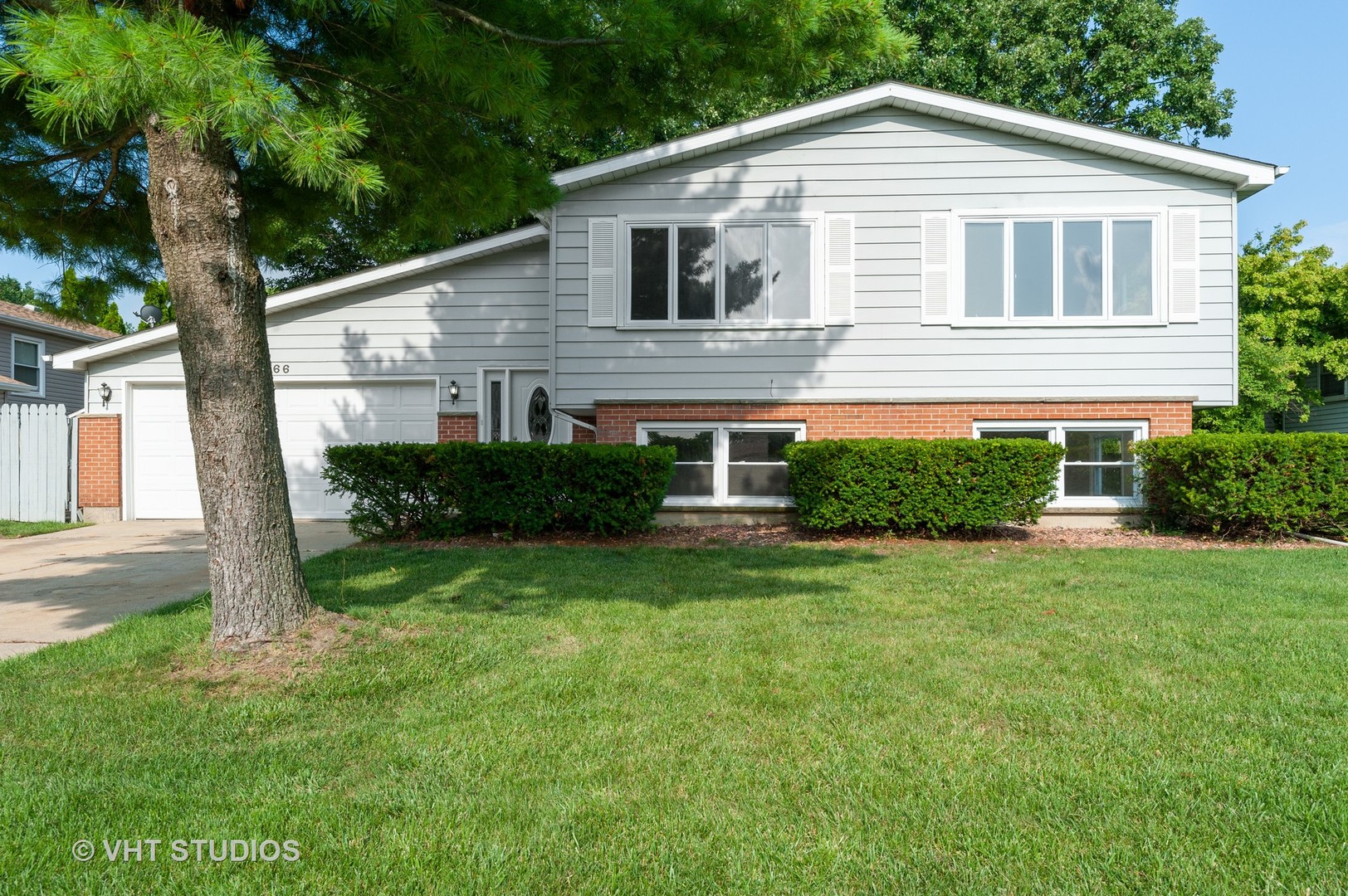 366 Teal Road Lindenhurst, IL 60046 - Photo 2 of 15