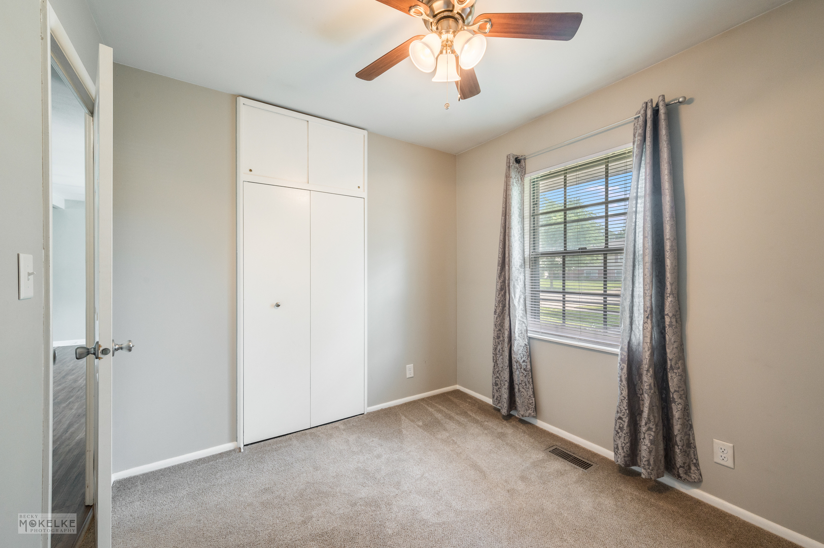 1270 Post Road Aurora, IL 60506 - Photo 12 of 18 an empty room with windows and closet