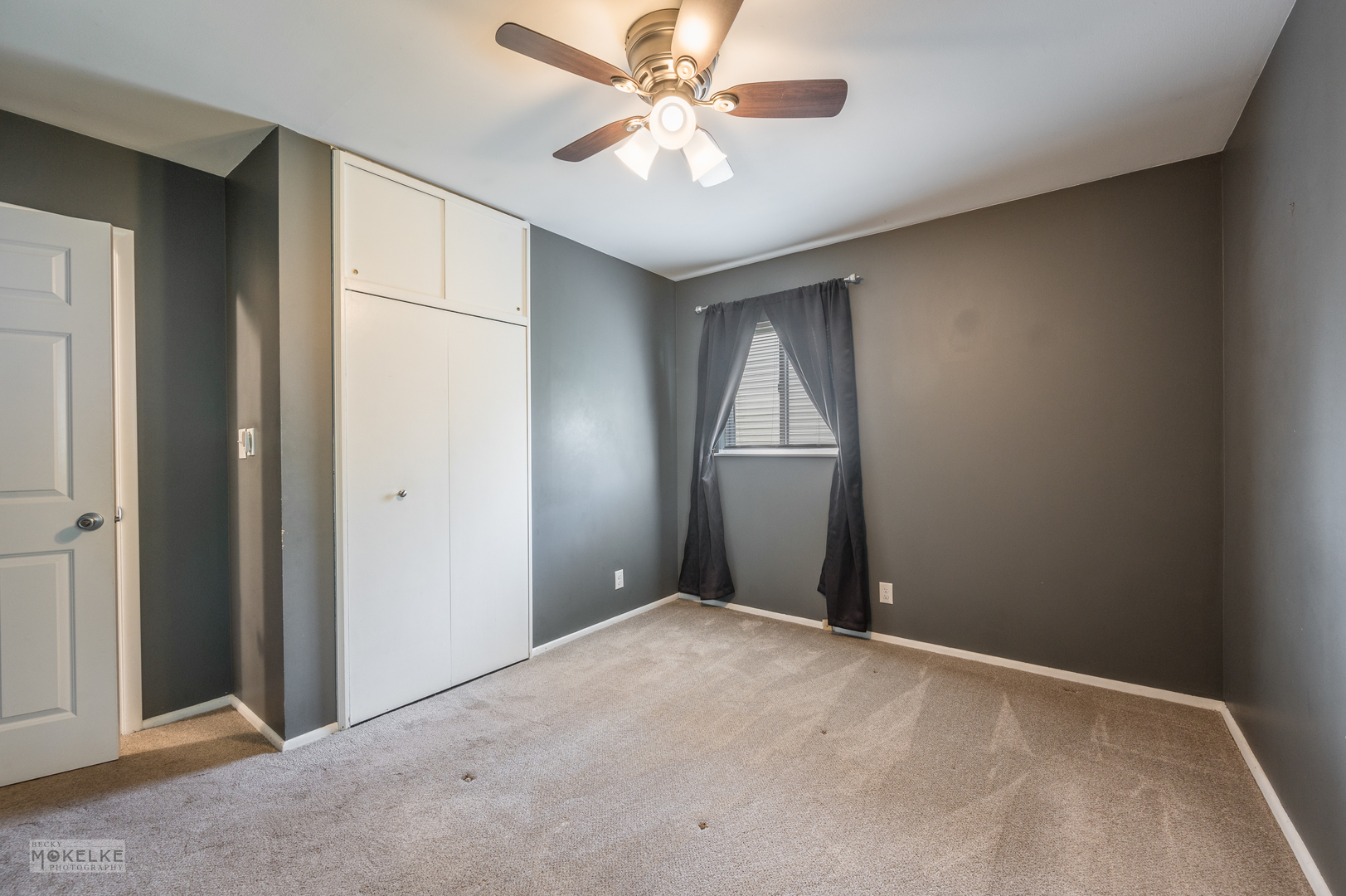 1270 Post Road Aurora, IL 60506 - Photo 10 of 18 an empty room with closet and a chandelier fan