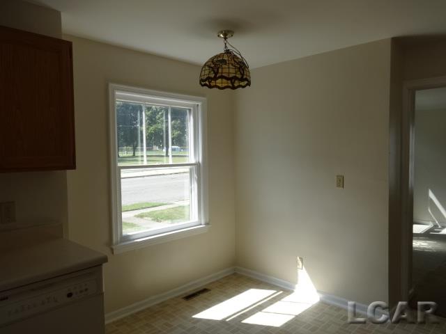 634 Springbrook Avenue Adrian, MI 49221 - Photo 5 of 30 31299888-4.JPG