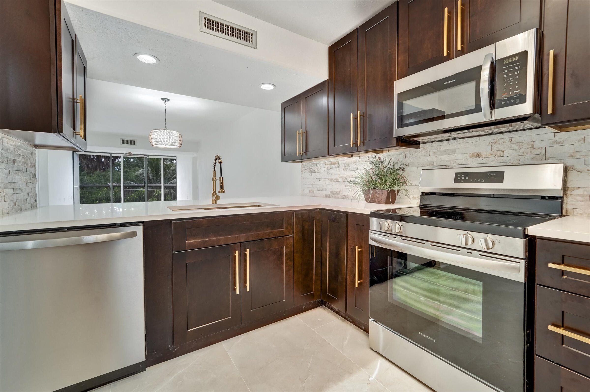 6181 Balboa Circle, Unit 303 Boca Raton, FL 33433 - Photo 3 of 21 8