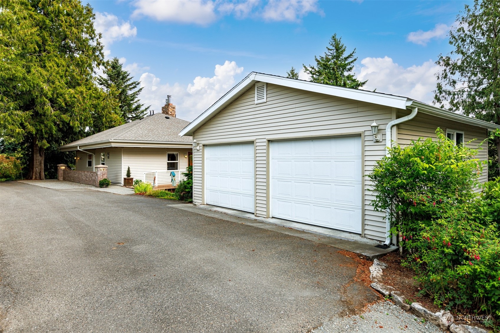 555 East Hemmi Road Lynden, WA 98264 - Photo 40 of 40 a front view of house with garage and yard
